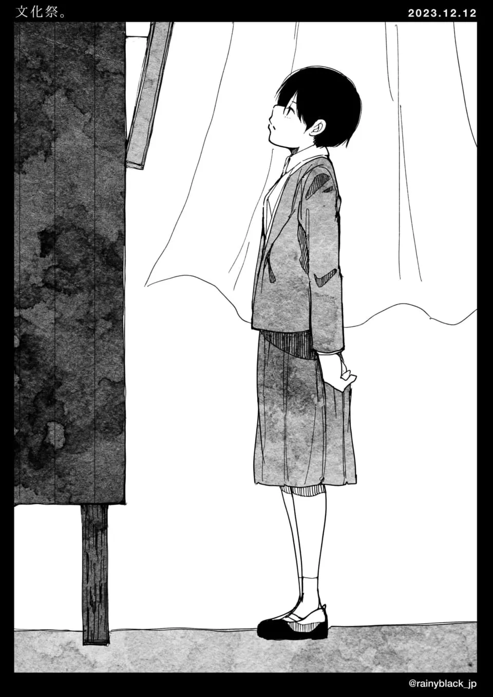 白幕の前でスーツ姿の少年が立っている