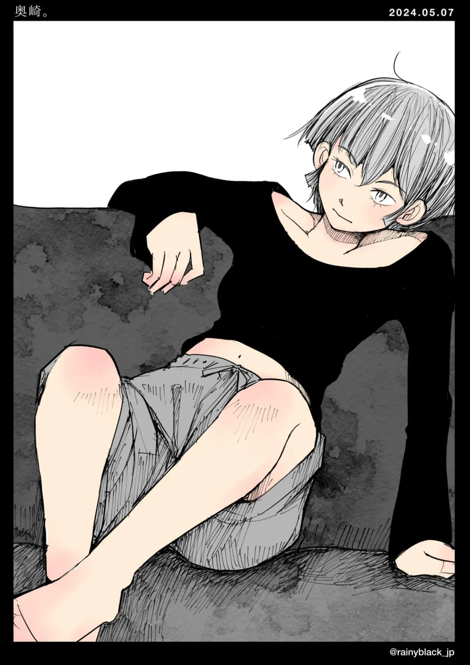 短髪の人物がソファでリラックスしている