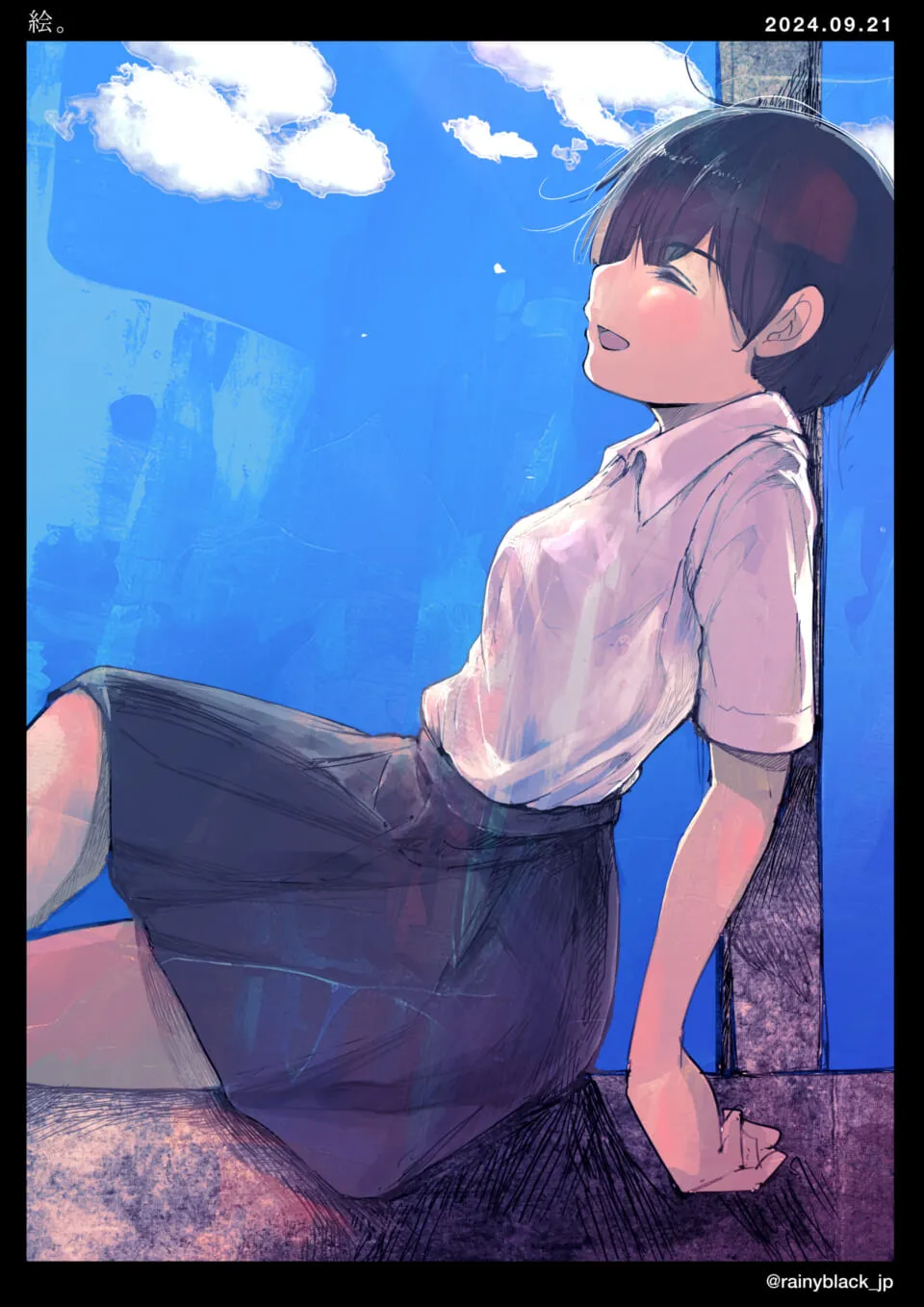 青空の下で座り微笑む制服姿の女の子