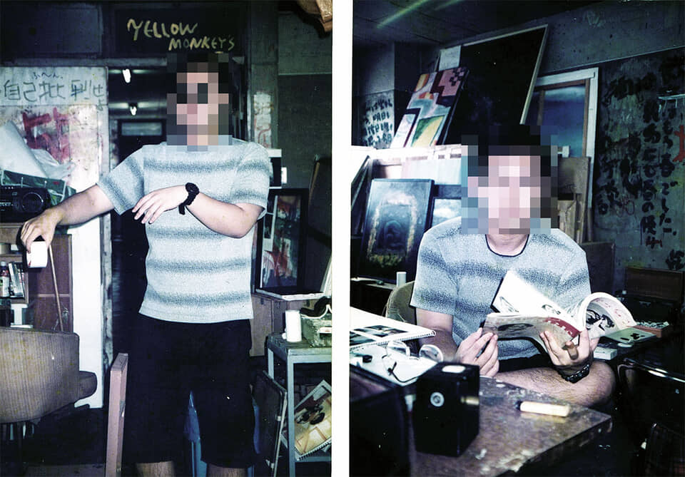 室内で雑誌を持つ人物たち。