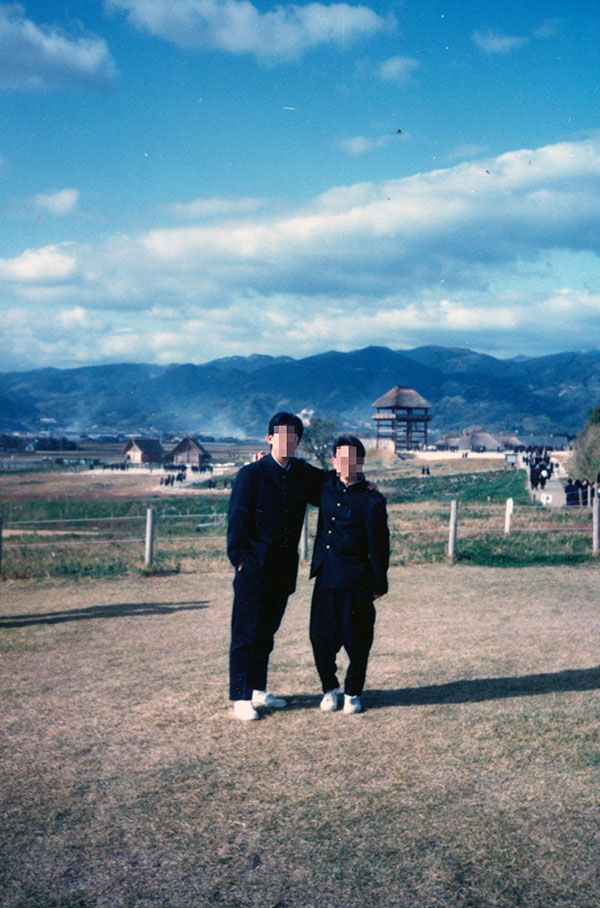 制服の二人が野外で記念写真