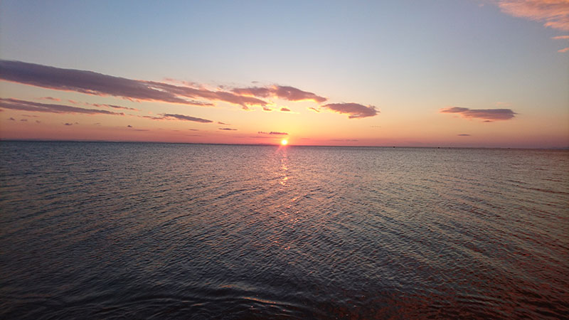 海に沈む美しい夕日