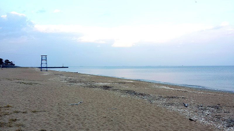 静かな海辺の風景