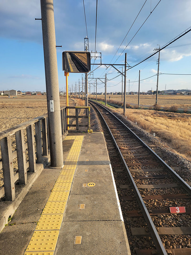 田舎の無人駅のホーム。