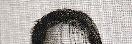 女性の髪型のクローズアップ。