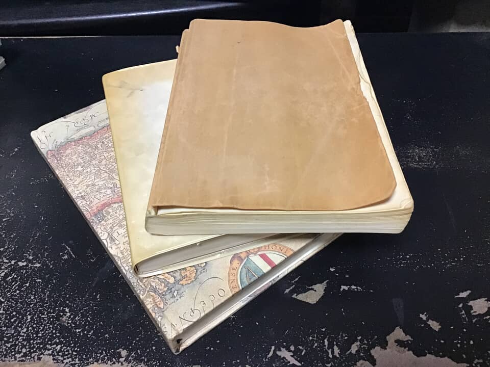 古い本が3冊重なっています。