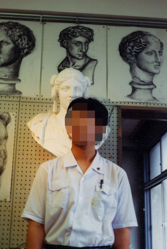 学生と彫刻の背景の写真