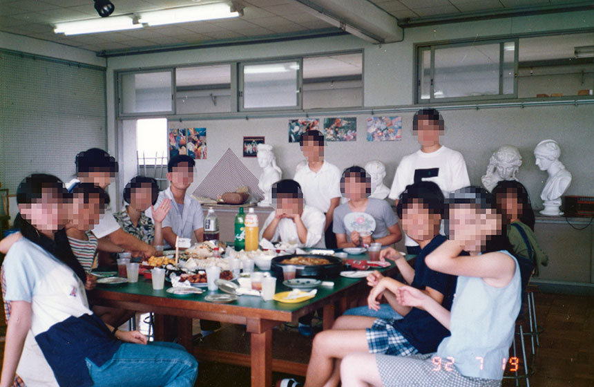 学生たちが食事を囲んでいる。