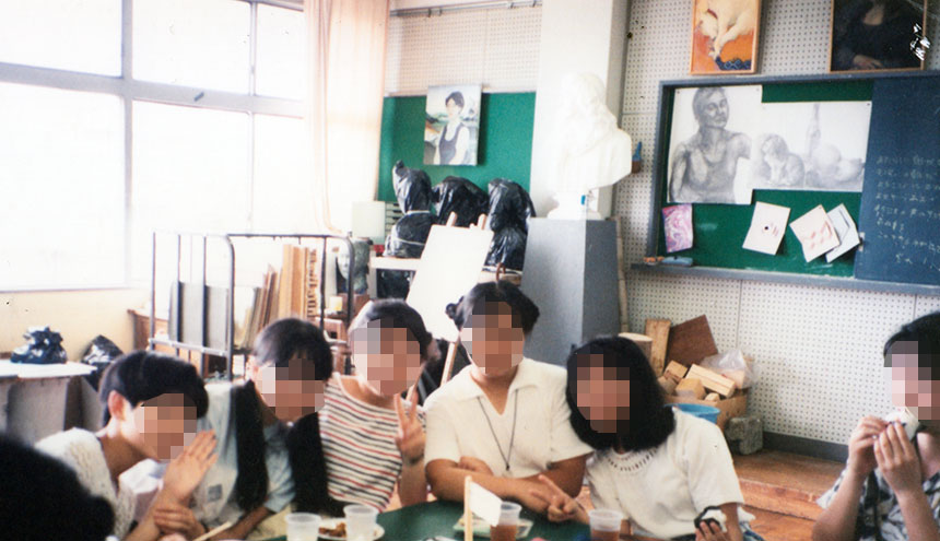 美術室での学生たちの休憩中。