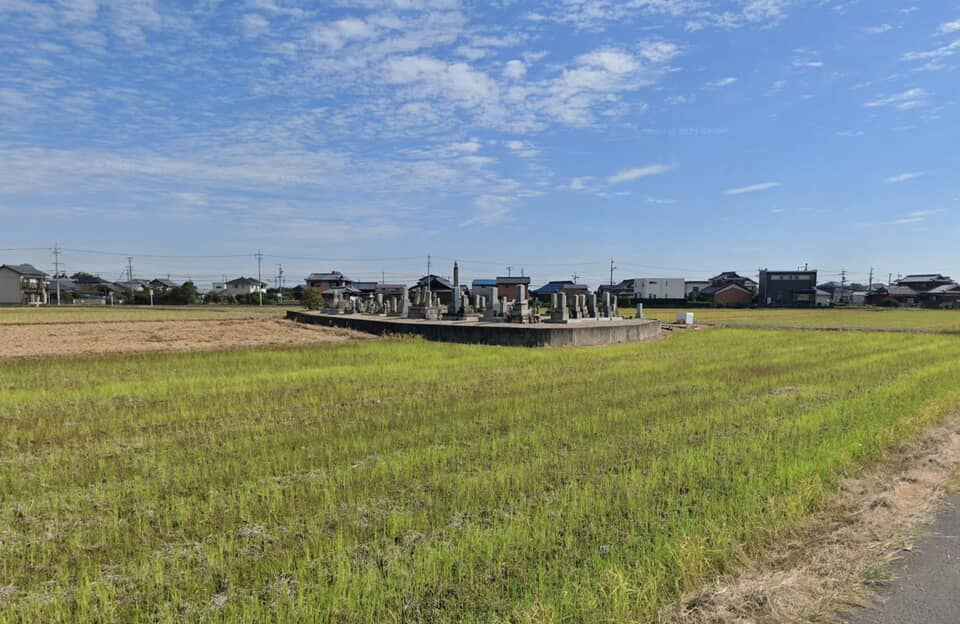 広い田んぼの中の墓地