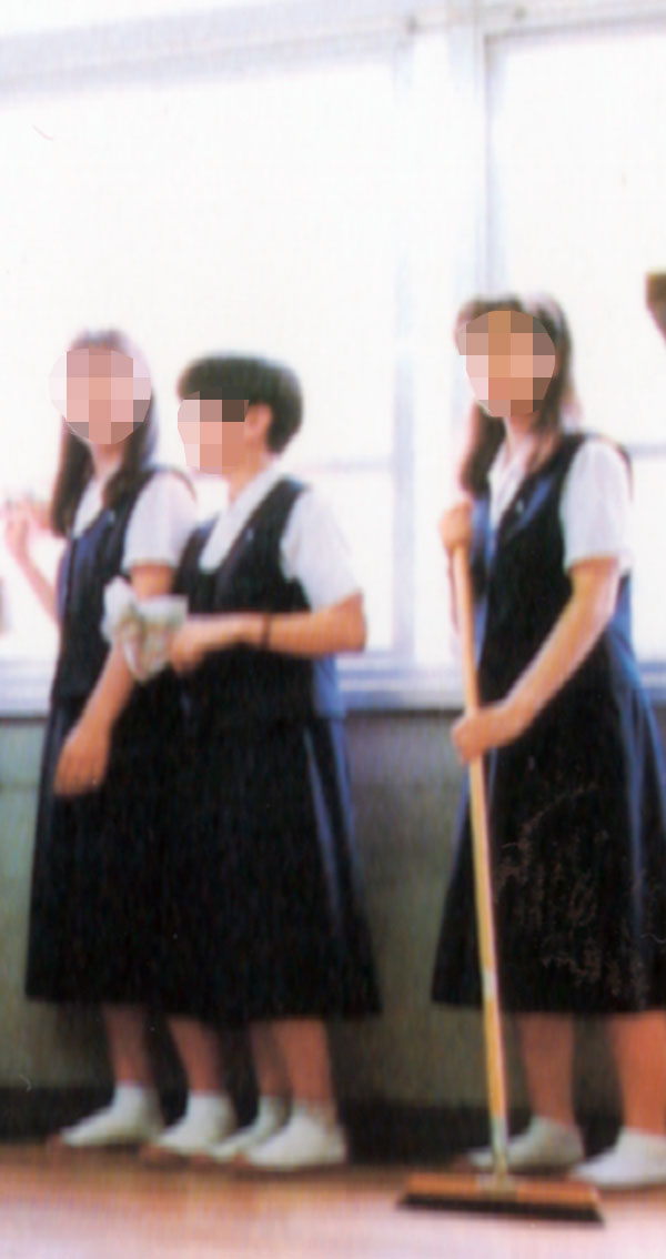 学生が教室を掃除している。