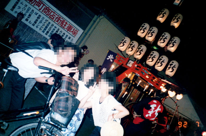 祭りの夜、提灯と楽しむ人々。