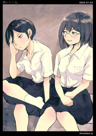 二人の女子学生が会話中。