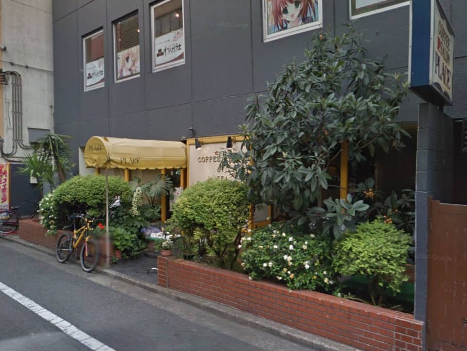 カフェの外観と自転車。