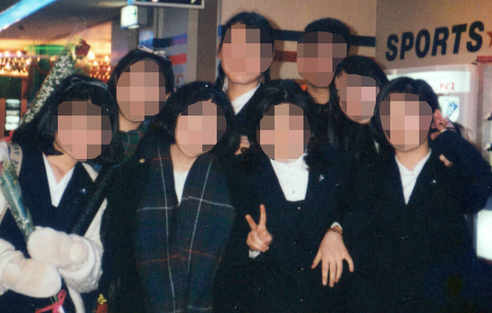 学生服の男女が集合写真。
