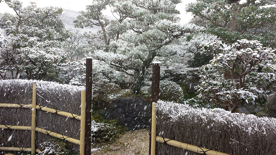 雪景色の日本庭園。