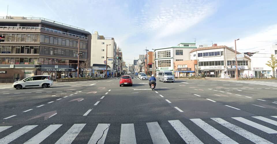 広い交差点の風景。