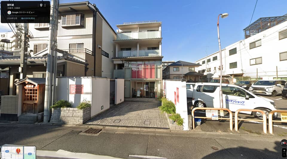 建物と駐車場が見える街の風景。