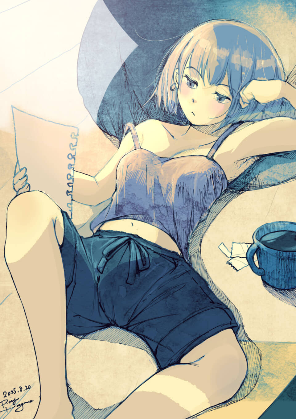 リラックスする女性が紙を持つ。