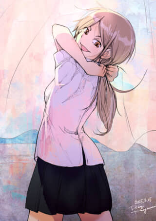 笑顔の少女が髪をまとめる姿。