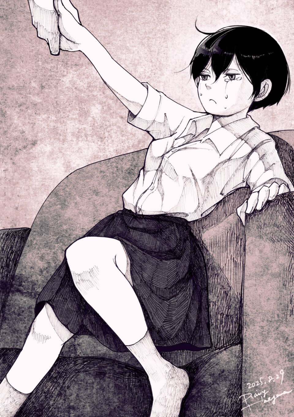涙を流しながら何かを持つ女性。