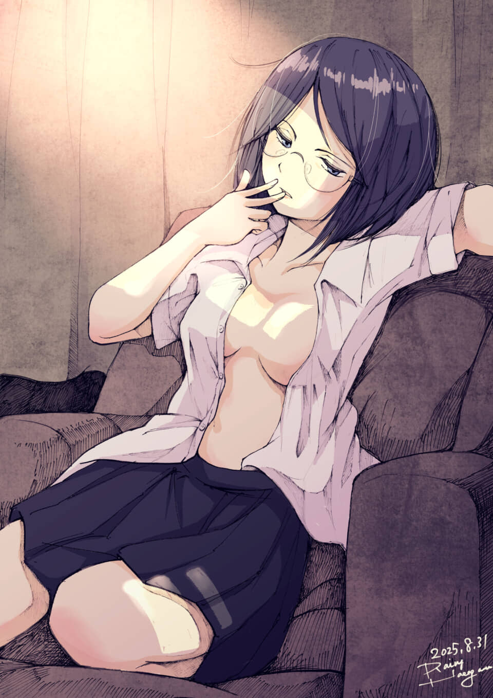 椅子に座るメガネの女性。