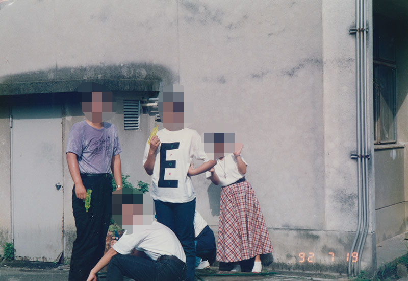 古い建物前での集団写真。