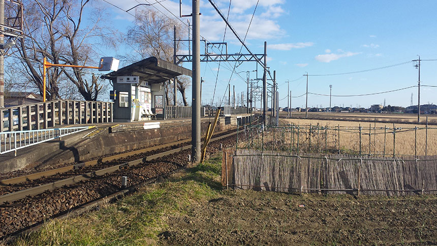 田舎の無人駅と鉄道の風景。
