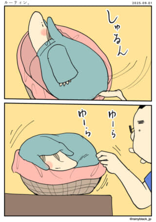 ぬいぐるみがゆりかごで揺れる。