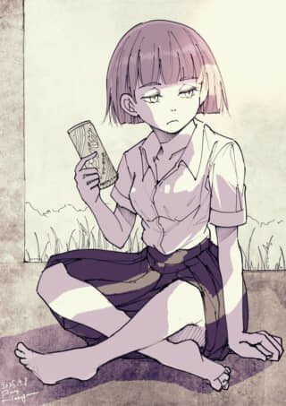 座っている少女とジュース缶