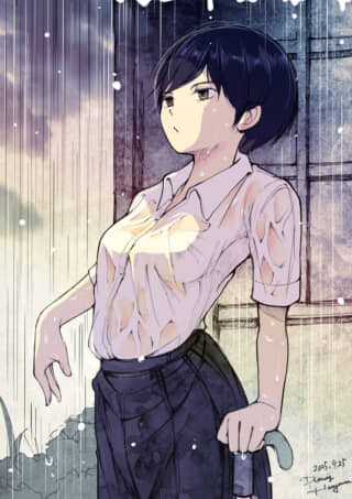 雨の中に立つショートヘアの女性