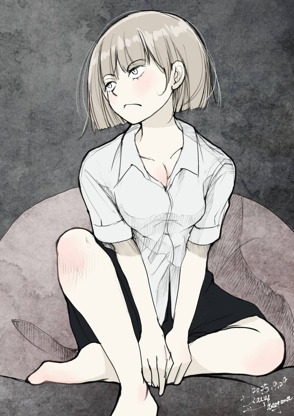 椅子に座るショートヘアの少女。