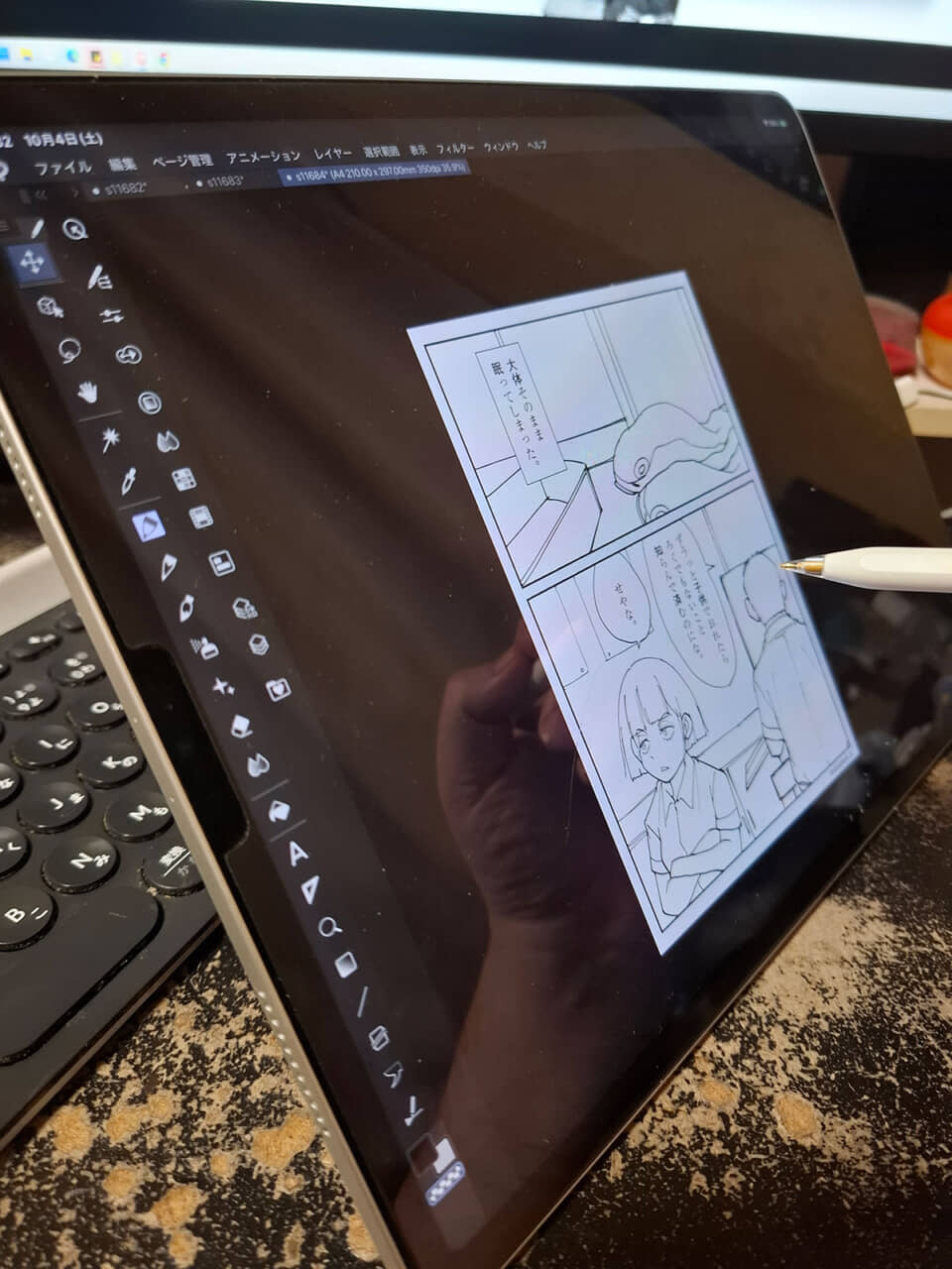 デジタル画面で漫画を制作中。