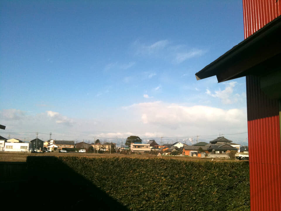 青空と家々のある風景