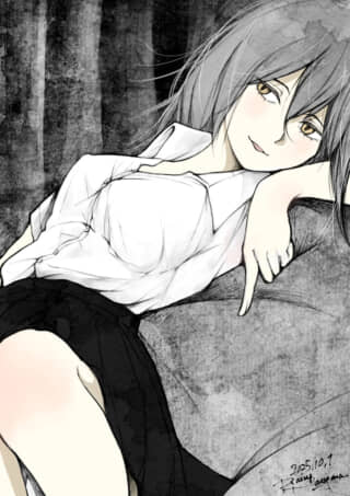 椅子に座るアニメ風の女性キャラ