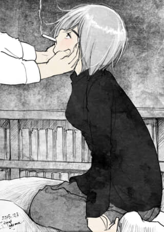室内の女性とタバコ。