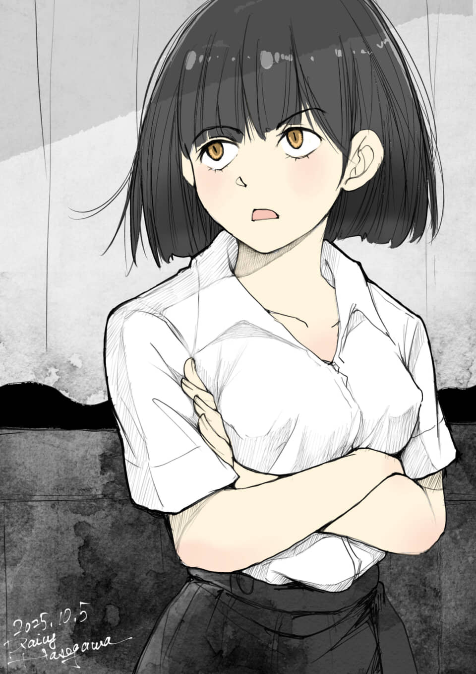 短髪の少女が腕を組んでいる。