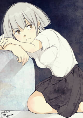 ショートヘアの少女が膝立ちしている。
