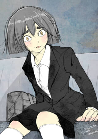緊張した表情のスーツの女性