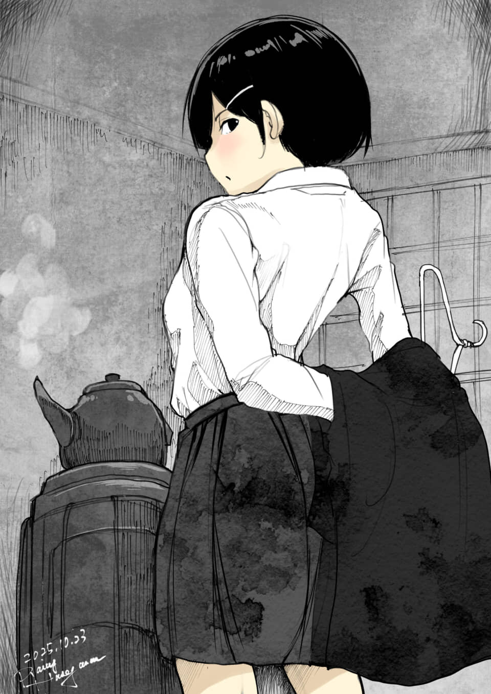 短髪の女性が振り返る姿。