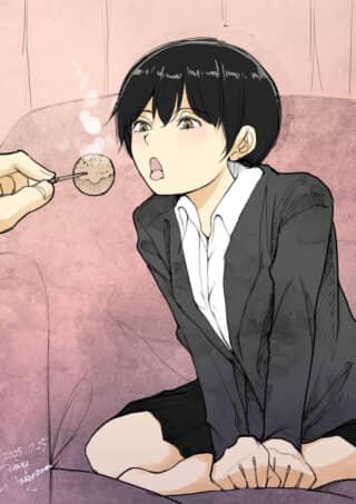 座る女性にお菓子を差し出す。