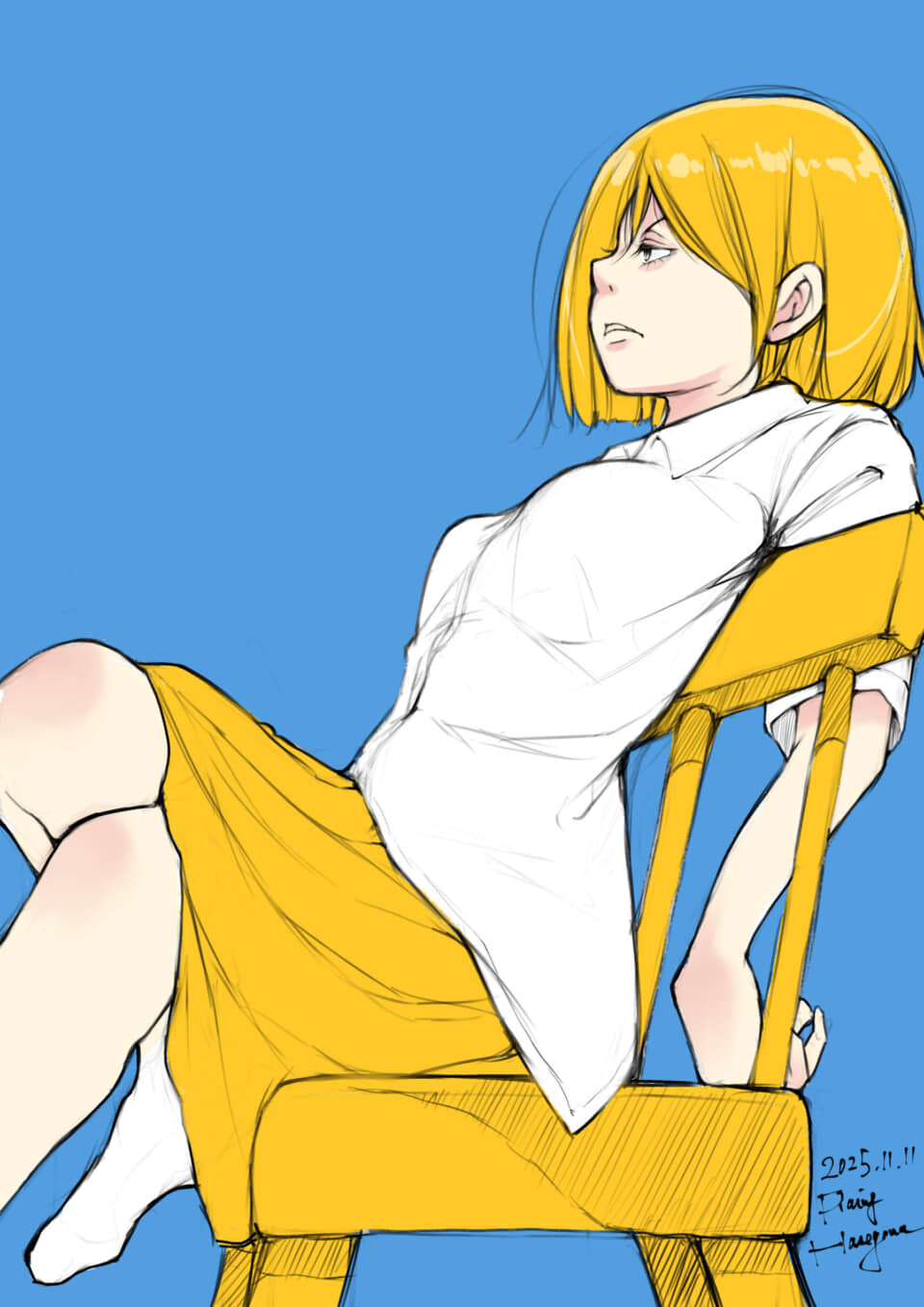 椅子に座る黄色い髪の人