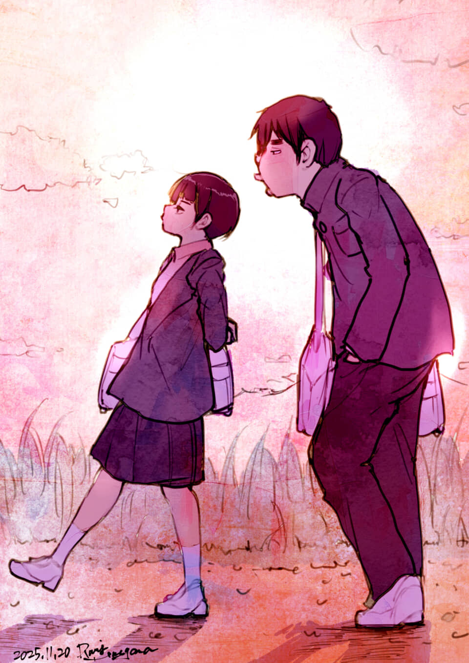 制服の少年少女が並んで歩く