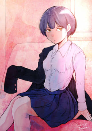 ショートカットの女性の座る姿。