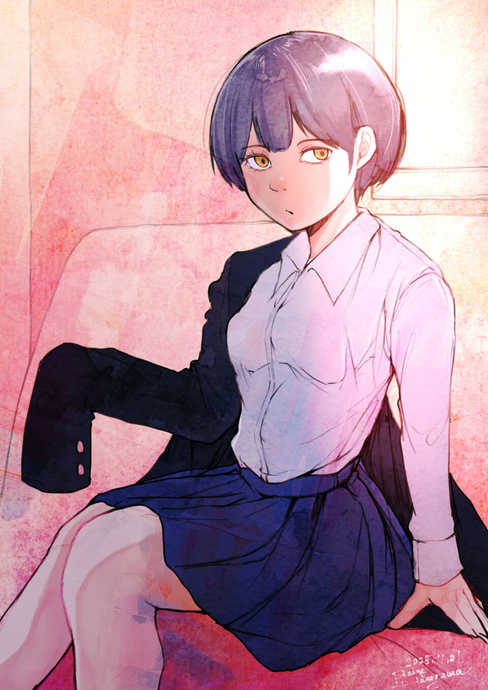 ショートカットの女性の座る姿。