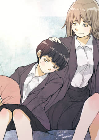 若い女性が優しく寄り添う姿。