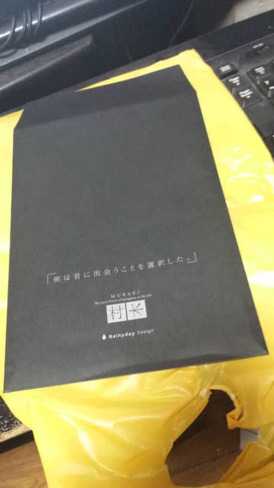 「僕は君に出会うことを選択した」と記された黒い封筒