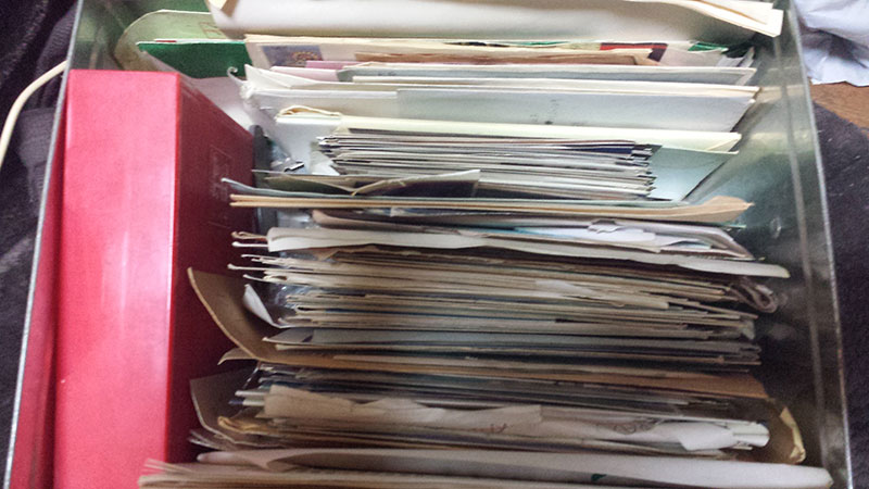 箱の中にぎっしりと詰められた大量の手紙や書類