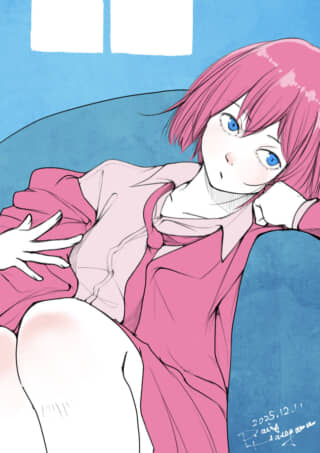 ピンク髪の少女が椅子に座る。