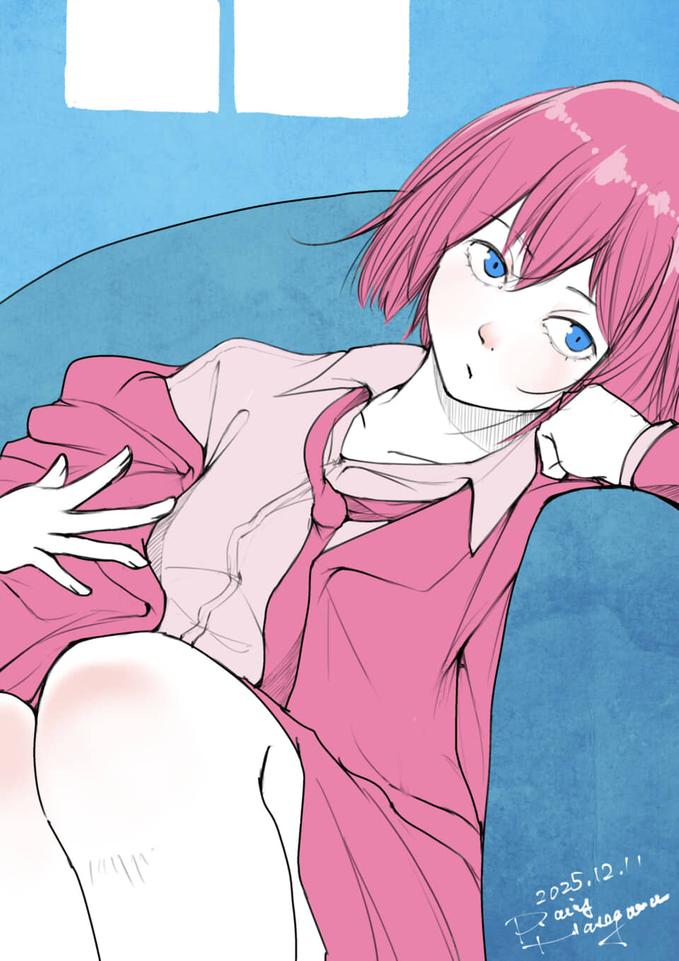 ピンク髪の少女が椅子に座る。